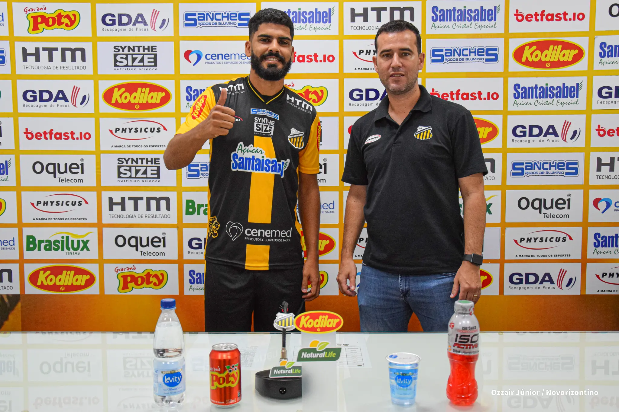 Zagueiro Rodolfo Filemon apresentado pelo executivo de futebol Thiago Gasparino