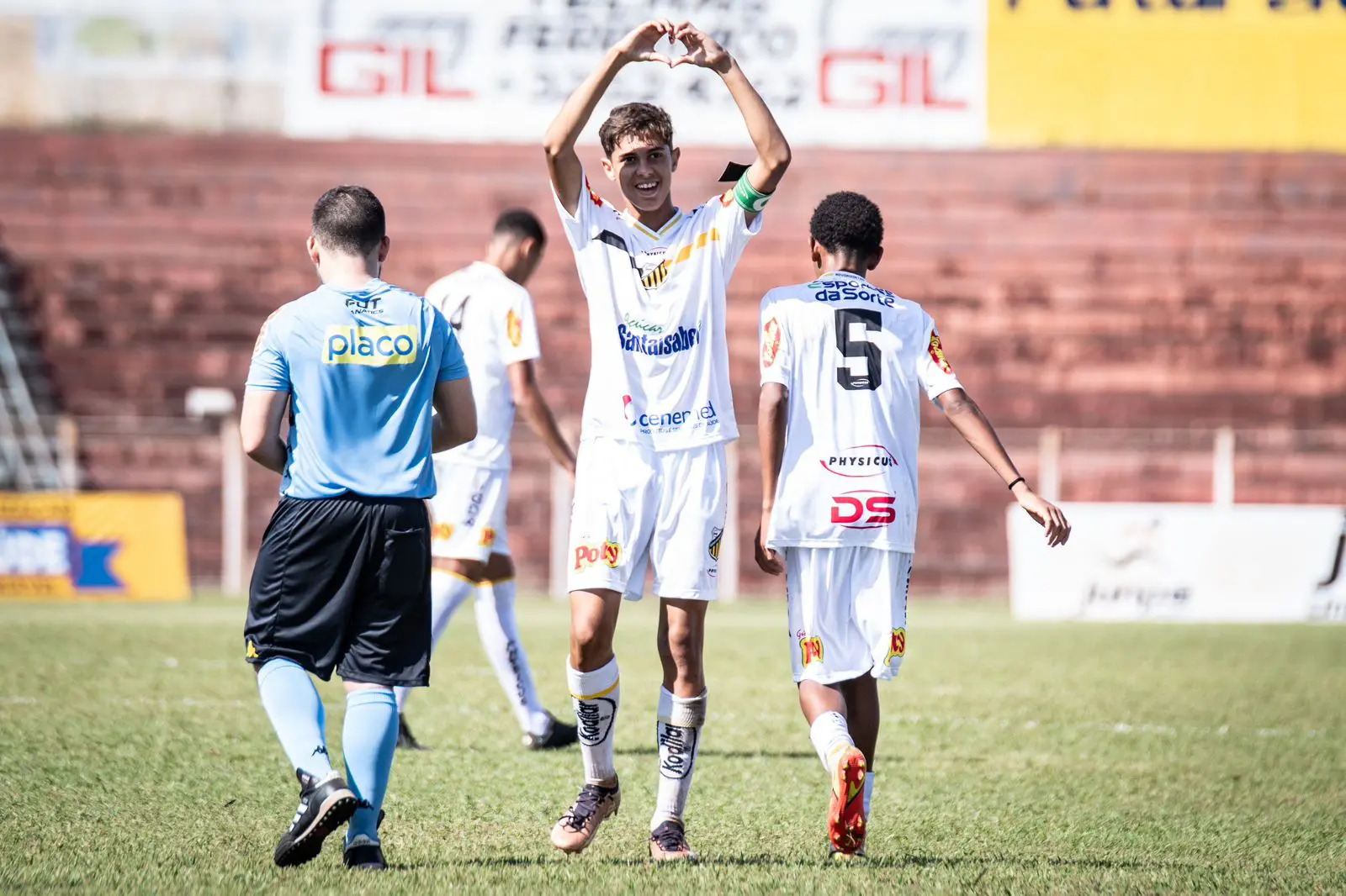 Zagueiro e capitão Edson Júnior marcou duas vezes pelo sub-15